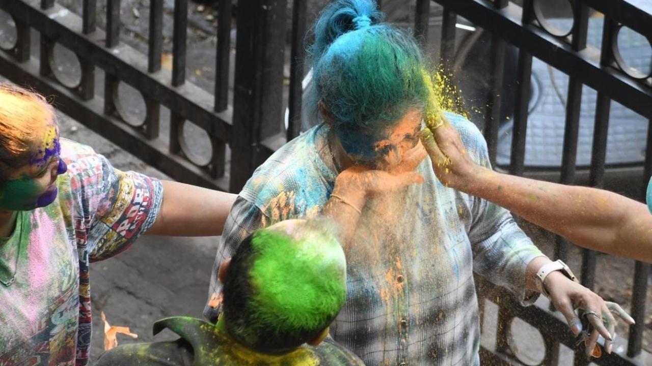 Mumbaikars were seen being adorned in vibrant hues of gulal and colored powders thronged the streets, exchanging warm greetings and spreading cheer to all they encountered