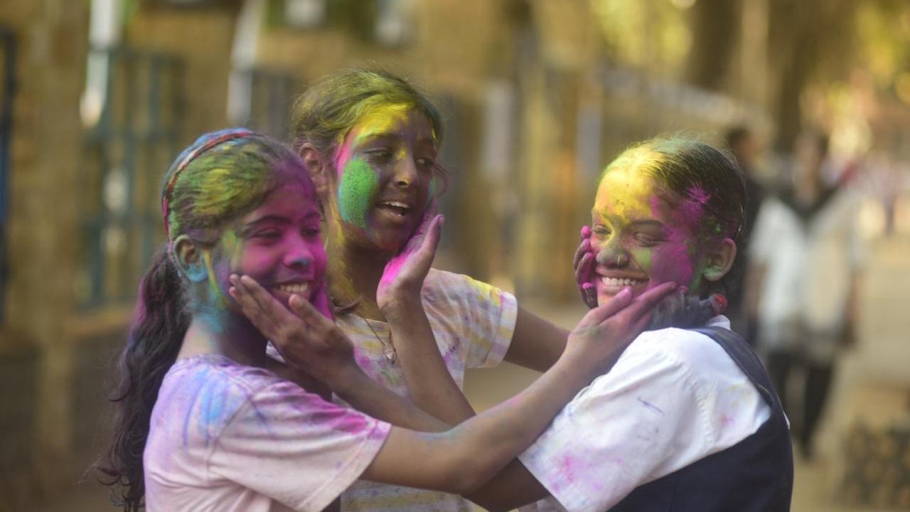 Students of Balmohan Vidya Mandir were seen celebrating Holi after school hours at Shivaji Park in Mumbai. Pics/Atul Kamble