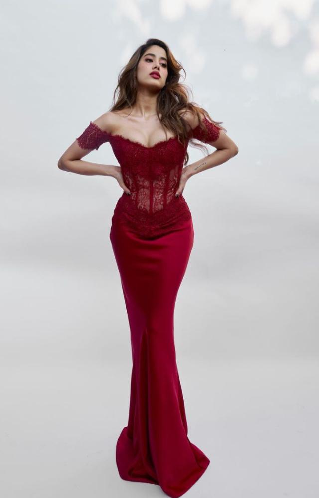 The form-fitting silhouette accentuated her well-toned curves elegantly