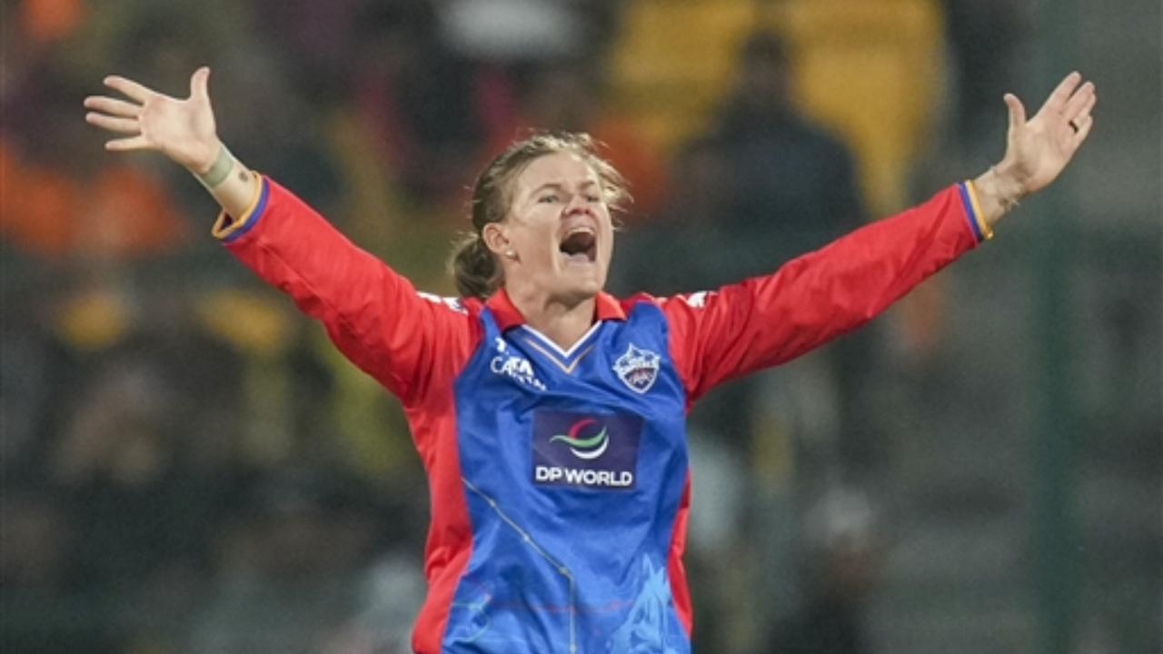 After setting a target of 164 runs against Gujarat Giants, the game was in the hands of Delhi's bowlers. They didn't disappoint while defending the target. Jess Jonassen bagged three wickets including the important wicket Ashleigh Gardner. Jonassen completed her four-over spell and conceded just 22 runs