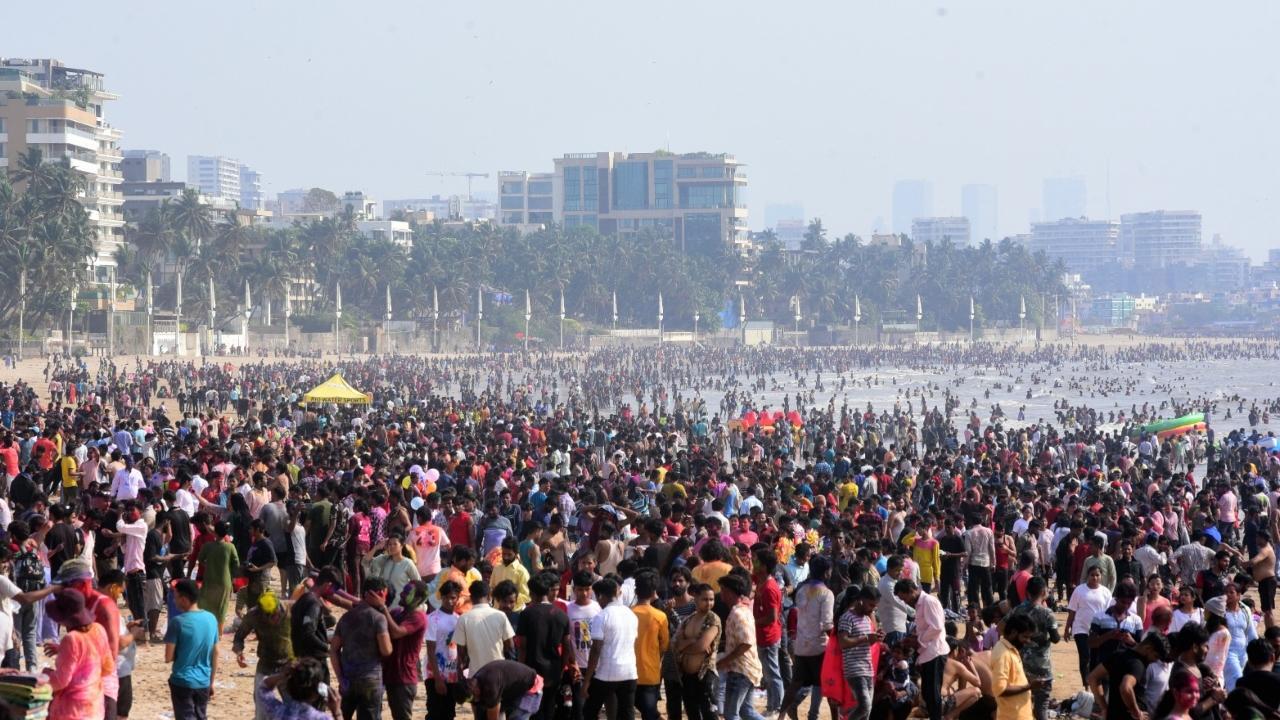 Mumbaikars gathered at Juhu chowpatty on the occasion of Holi festival on Monday