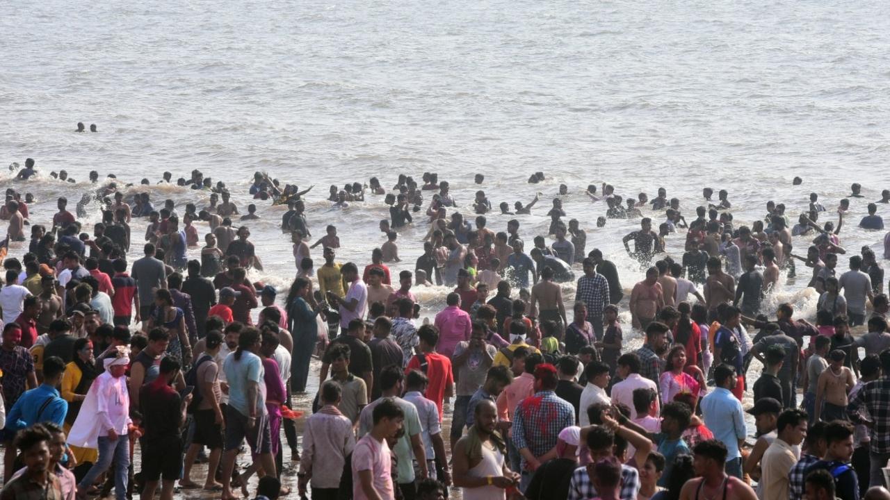 Mumbaikars on Monday thronged the sea shores. Massive crowd was seen at Juhu chowpatty