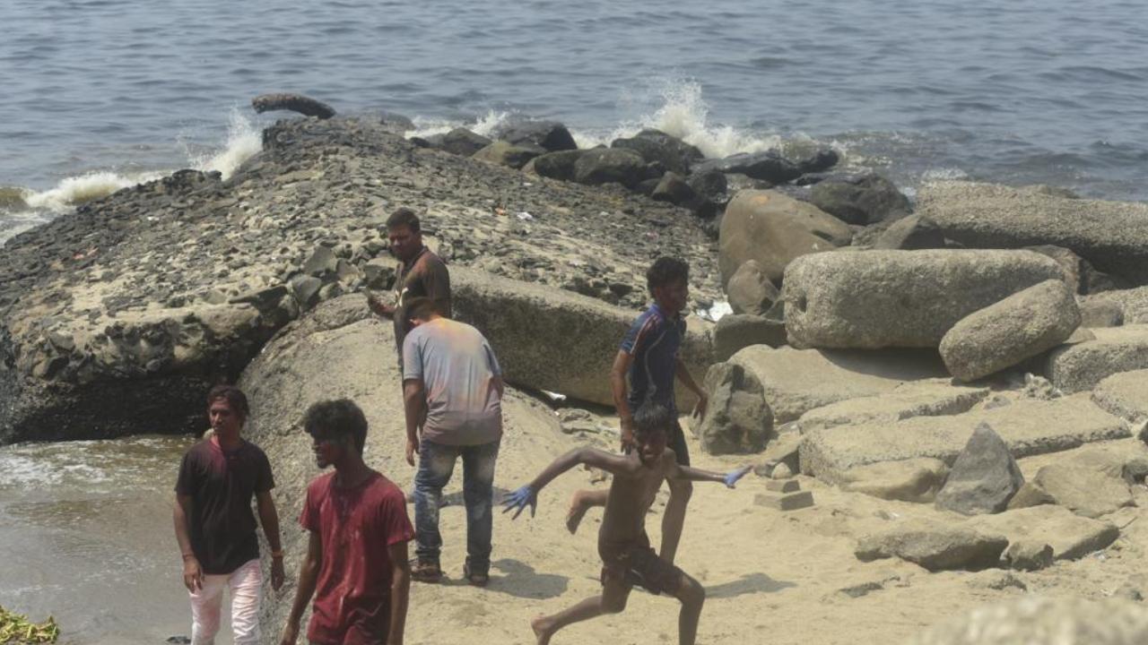 At Dadar chowpatty, children were seen playing colours at the seashore
