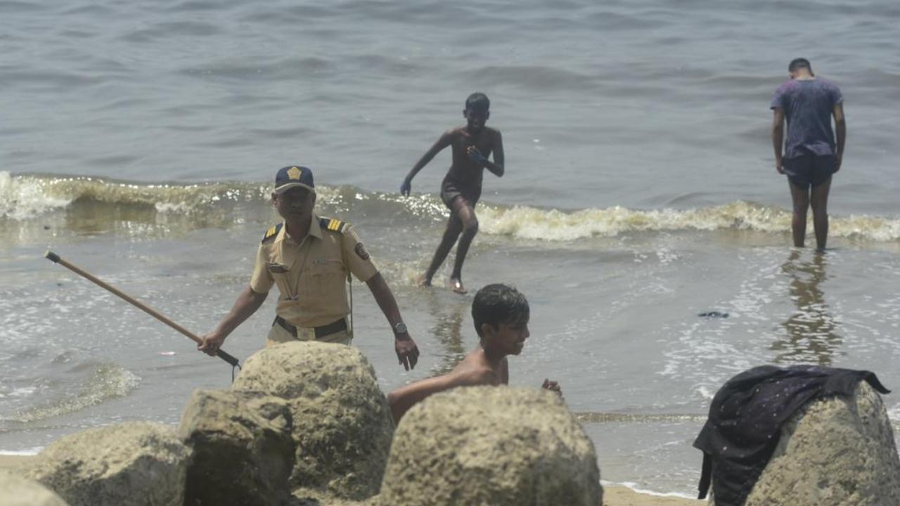 However, the alert police deployed at the sensitive locations, ensured the kids do not enter water