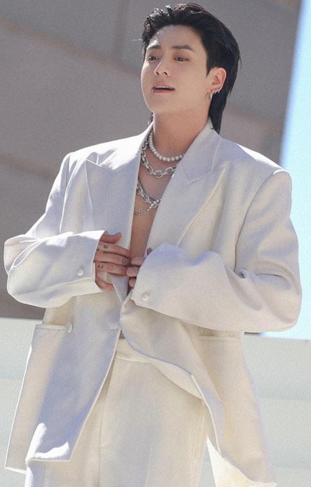 Our youngest members and golden maknae Jungkook shows how to put on just a jacket with pants sans the shirt for that sexy look. 