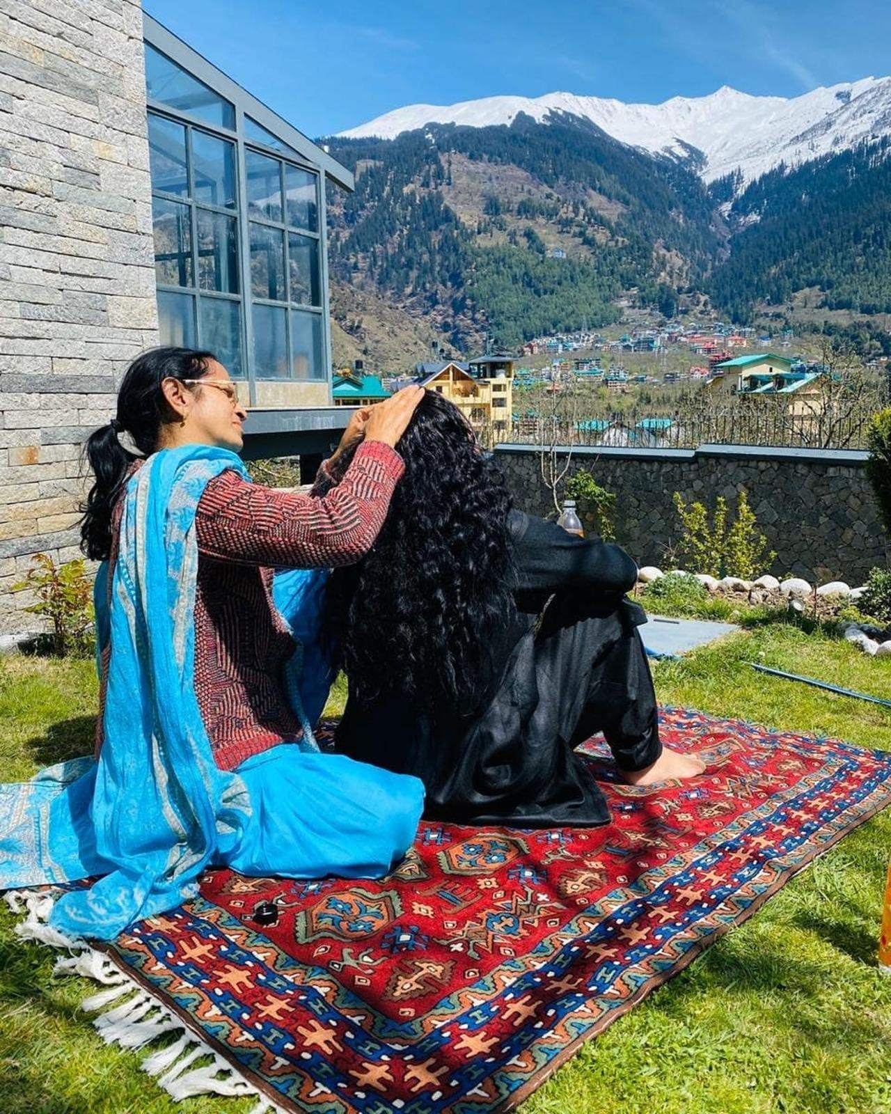 Kangana also shared a picture of getting a head massage or champi from her mother with a picturesque view of the mountains. 