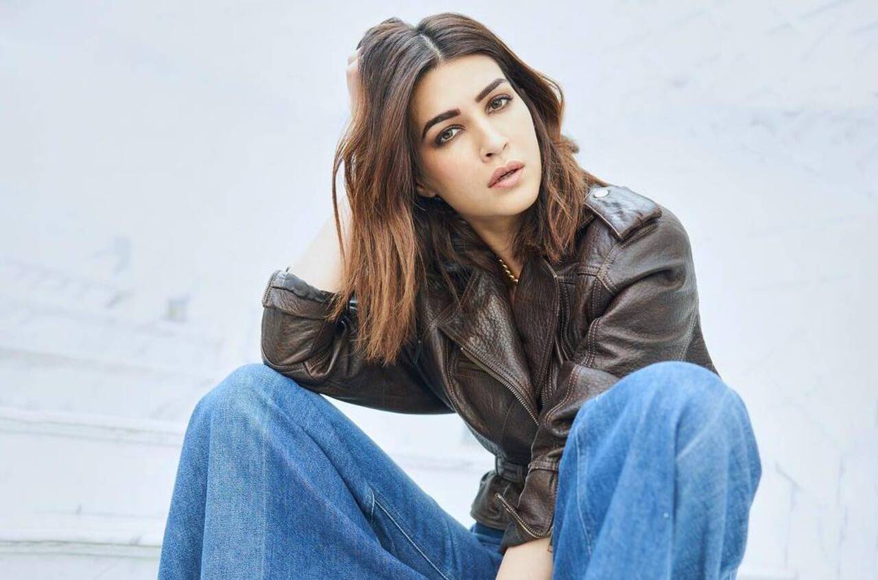 Kriti Sanon, who has mesmerised everyone with her acting skills has taken to production. The upcoming film ‘Do Patti’ will be released on Netflix and will be her maiden production under Blue Butterfly Films. The film shows 90s queen Kajol playing a cop who suspects Kriti. 