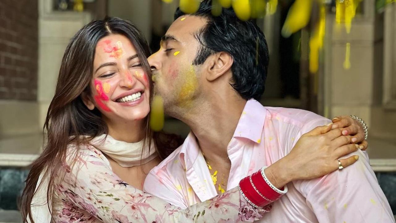 Pulkit Samrat kisses wife Kriti Kharbanda as they celebrate their first Holi