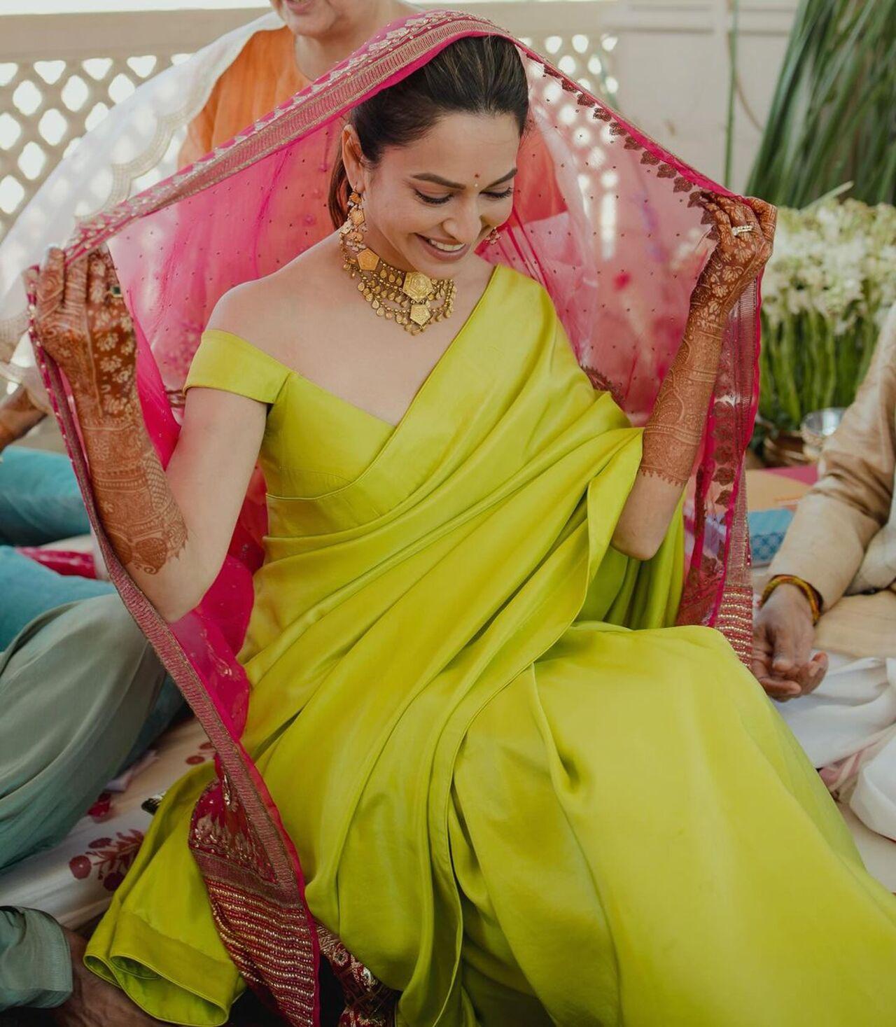 For the ocassion, she wore a lime green saree with an off-shoulder blouse and paired it with her mom's wedding dupatta. 