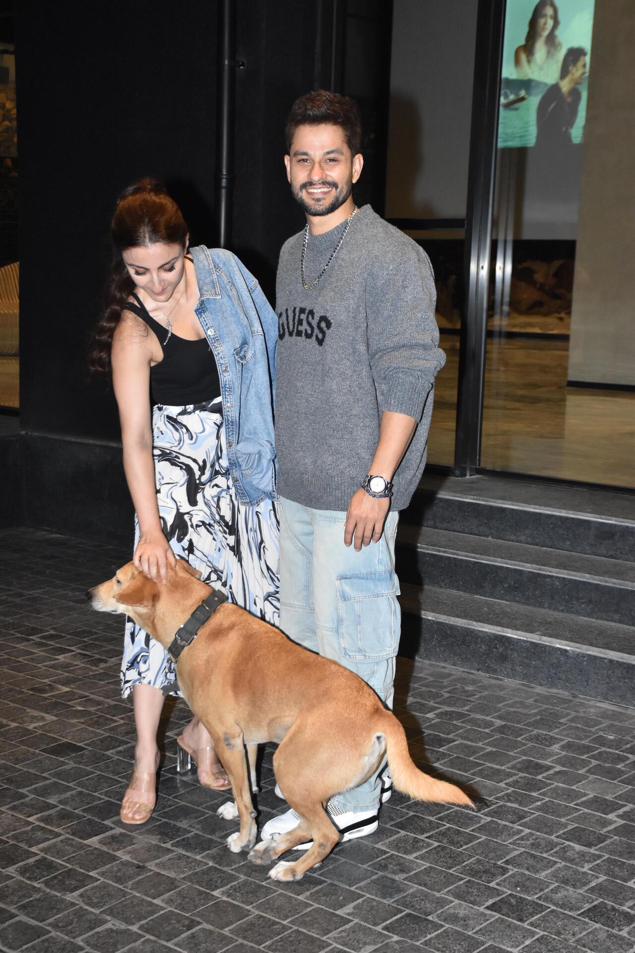Kunal Kemmu arrived with his wife and actress Soha Ali Khan. A cute doggo photobombed their paparazzi moment. 