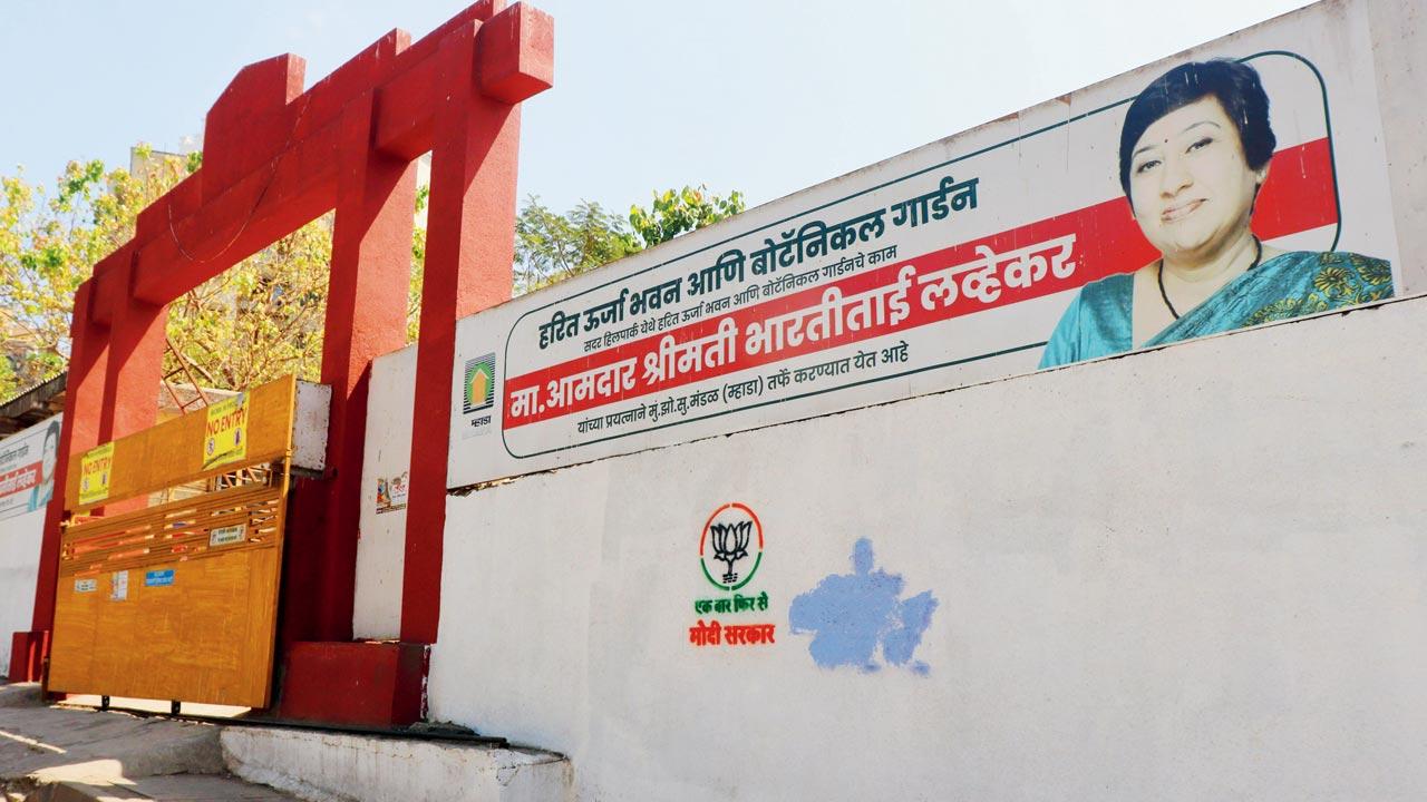 After: Picture clicked on Sunday shows Congress graffiti missing. Pic/Anurag Ahire