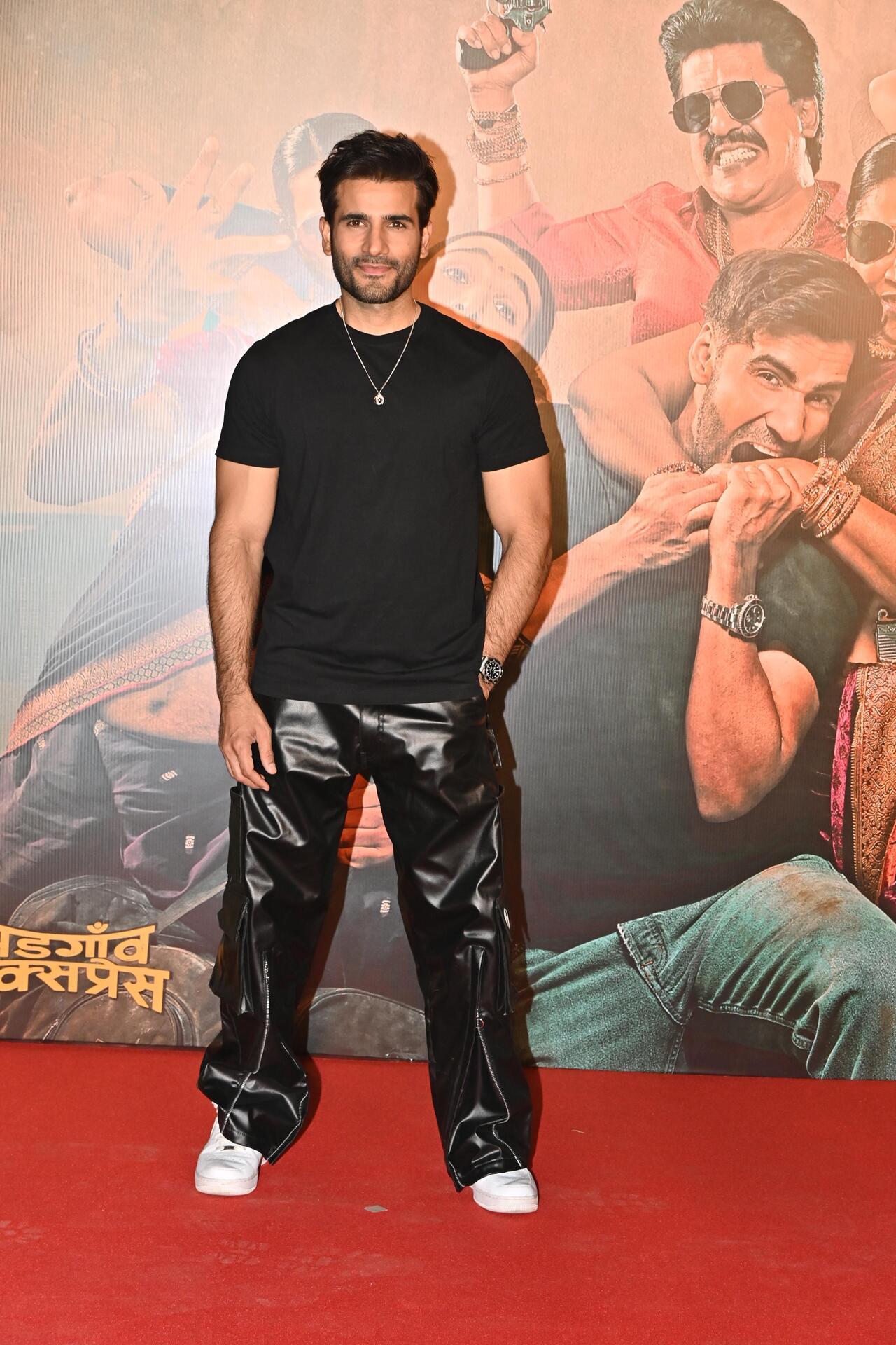 Karan Tacker looked smart in an all-black outfit as he posed on the red-carpet of the event