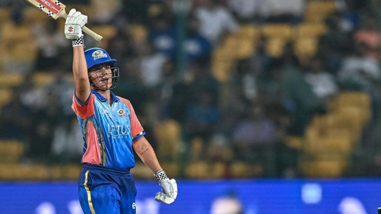 Having a target of 133 runs, Amelia came to bat at number four. She did not hold back and started bashing the RCB bowlers for boundaries from the beginning