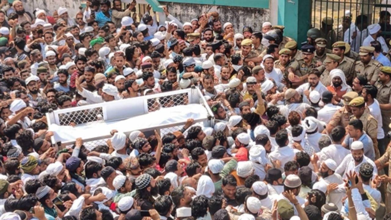 The procession faced challenges in reaching the burial ground due to the massive crowd, necessitating police intervention to maintain order and prevent overcrowding at the cemetery.