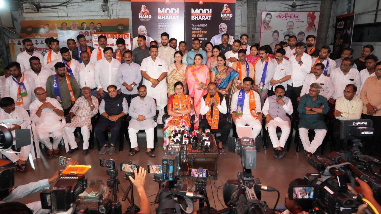 She highlighted Prime Minister Narendra Modi's call for securing over 400 seats and expressed her aspiration that the Amravati constituency must contribute to the goal.