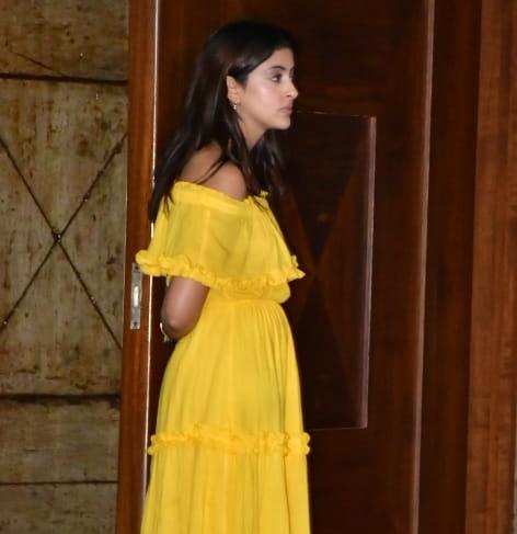 Shweta’s daughter Navya Naveli Nanda was seen at the entrance in a yellow outfit. 
