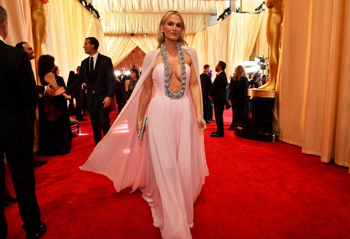 Molly Sims attended the 96th Annual Academy Awards at the Dolby Theatre in Hollywood. The actress opted for a breathtaking pink gown