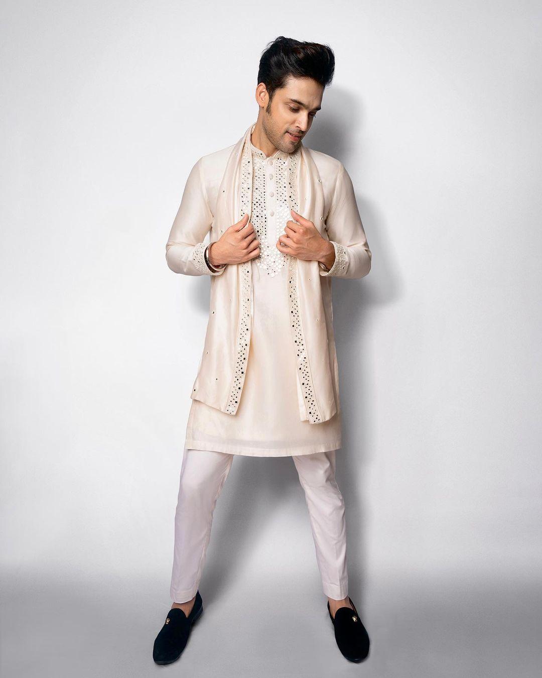 White is the easiest choice when it comes to opting for a stylish outfit. Parth opted for a plain white kurta and paired it with matching pants and a stylish overcoat. The actor's sherwani has mirror work, which enhances his overall appearance