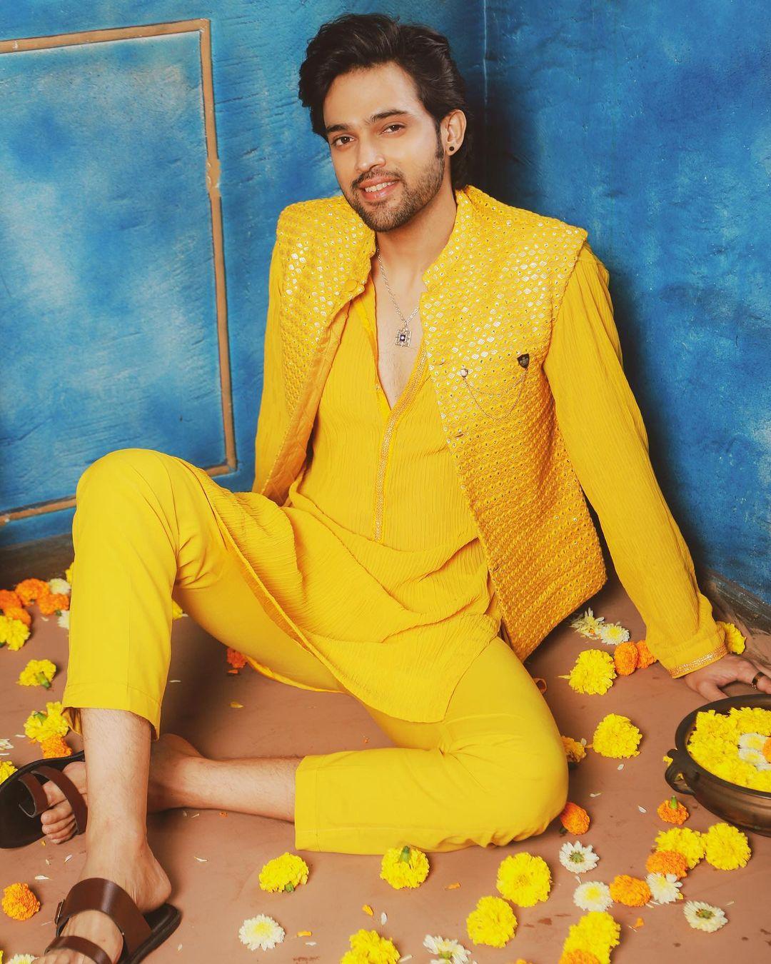 This all-yellow outfit paired with Kolhapuri chappals is yet another stylish choice for the Holika Dahan pooja look