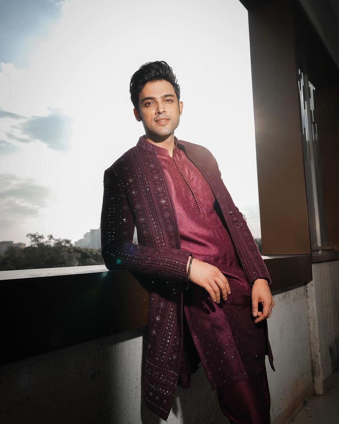 Holika Dahan pooja is approaching, and we are sure many of you will be struggling to find the best fit for the day. In this look, Parth opted for a stylish kurta and paired it with matching pants. The actor added an intricate sherwani on the kurta, which made his ensemble look even classier
