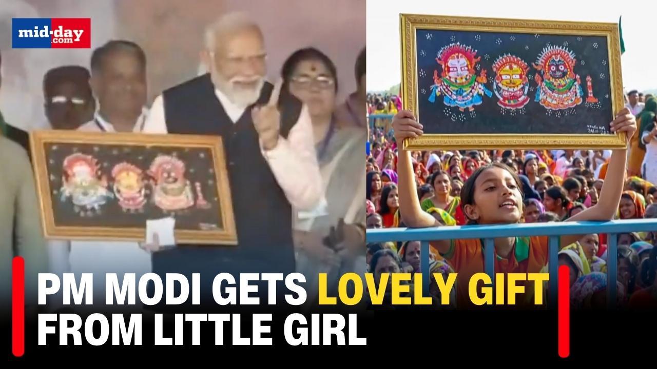 PM Modi West Bengal Visit: PM receives lovely gift from little girl