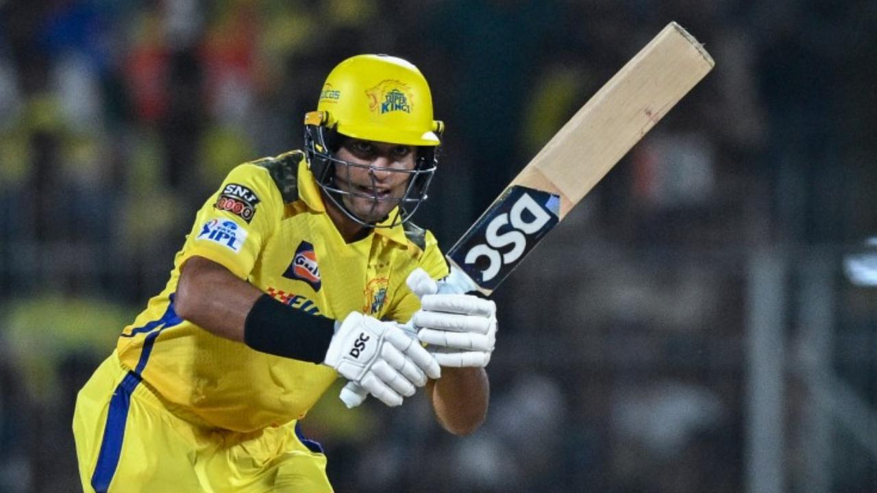 Having to chase a target of 174 runs, CSK new opening batsman Rachin Ravindra played an impressive knock by smashing 37 runs in 15 deliveries. It also included 3 fours and 3 sixes