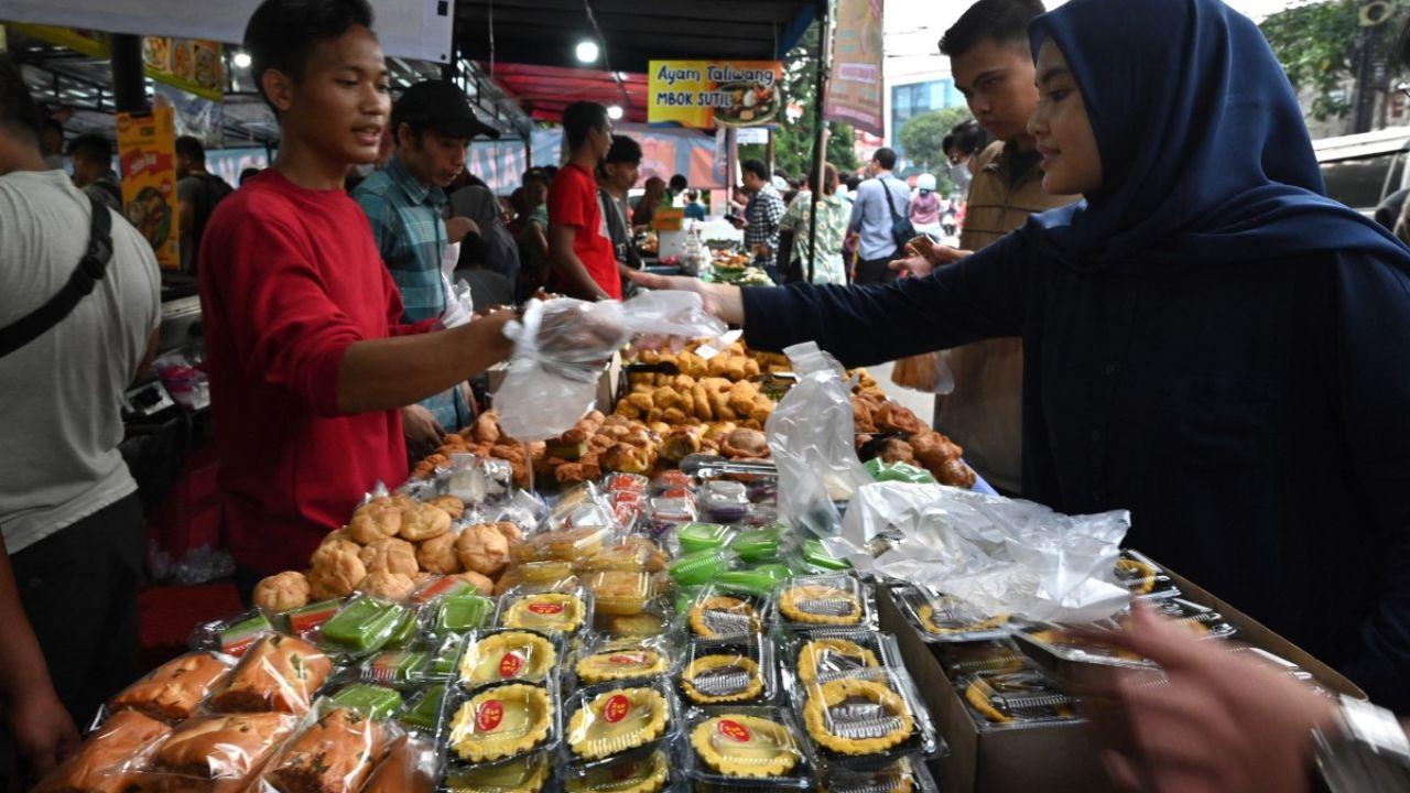 Muslim people buy food to break their fast during the holy month of Ramadan on March 13, 2024. (Photo by AFP) 