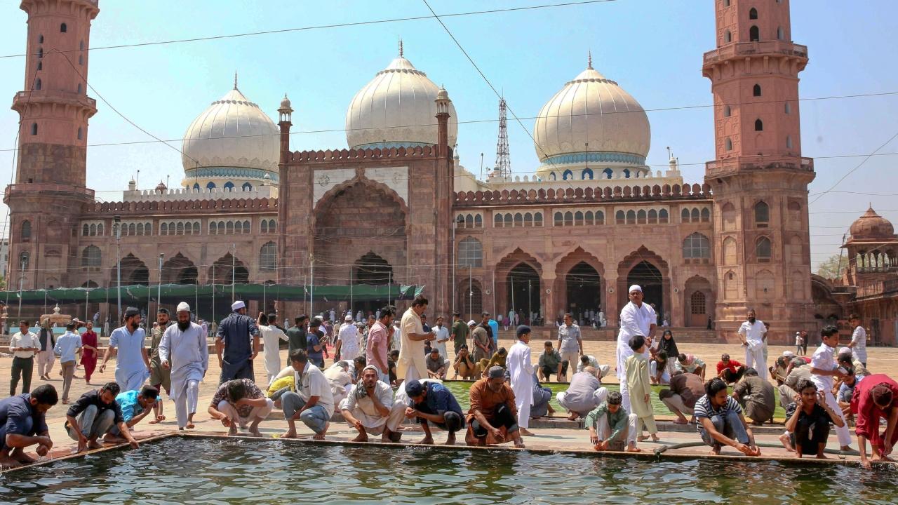 These prayers often involve recitation of the Quran, reflecting on its meaning, and seeking spiritual rejuvenation
