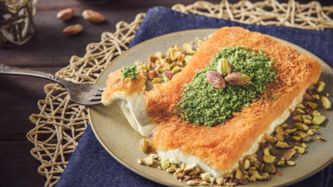 Kunafa has a unique taste that combines sweetness from the sugar syrup, richness from the cheese or cream filling, and a crispy texture from the baked dough. Photo: iStock
To get Kunafa recipes that are easy to make at home, click here