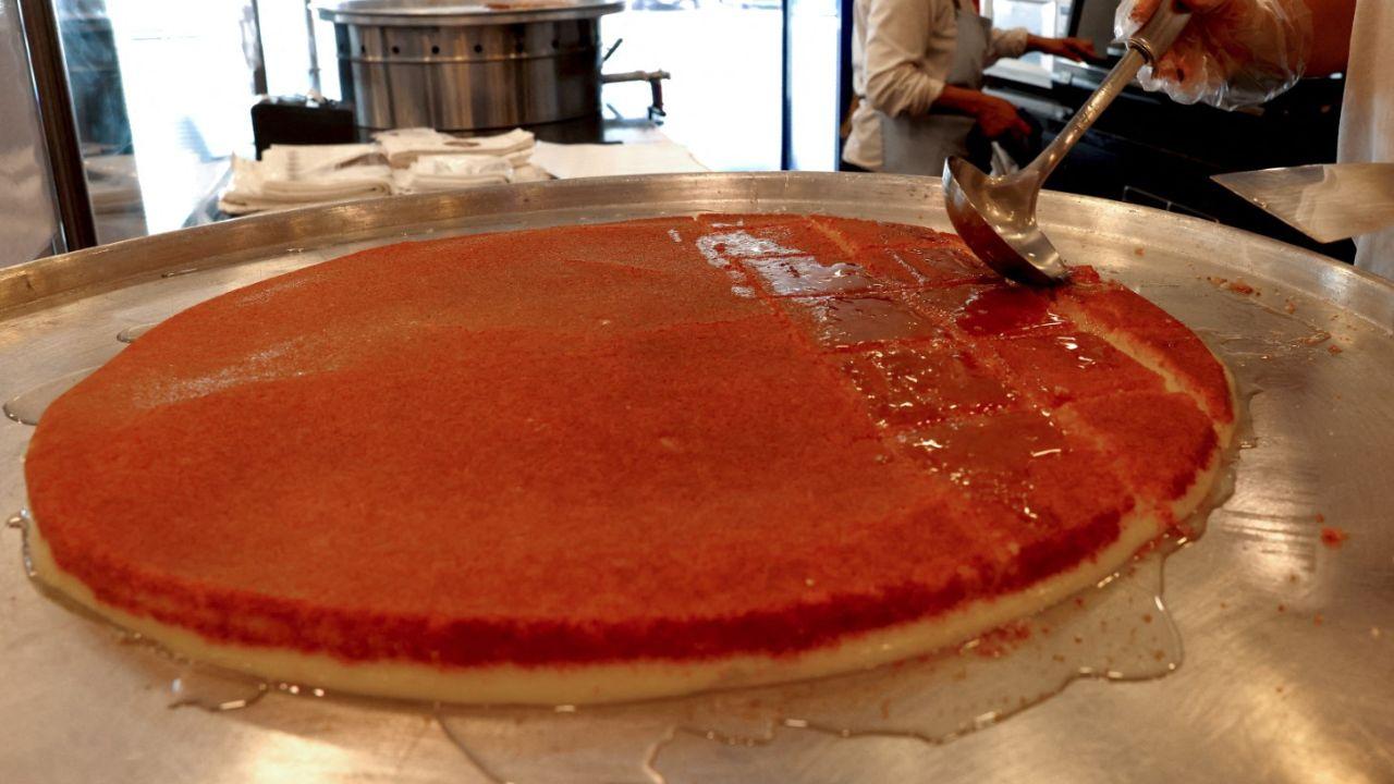 The exact origins of kunafa are somewhat debated, but it is widely believed to have originated in the city of Nablus, located in the West Bank region of Palestine. Nablus is renowned for its kunafa. The dish has become an integral part of Palestinian cuisine. However, kunafa variations are also popular in other Middle Eastern countries such as Lebanon, Syria, Jordan, and Egypt. Photo: AFP
To get Kunafa recipes that are easy to make at home, click here