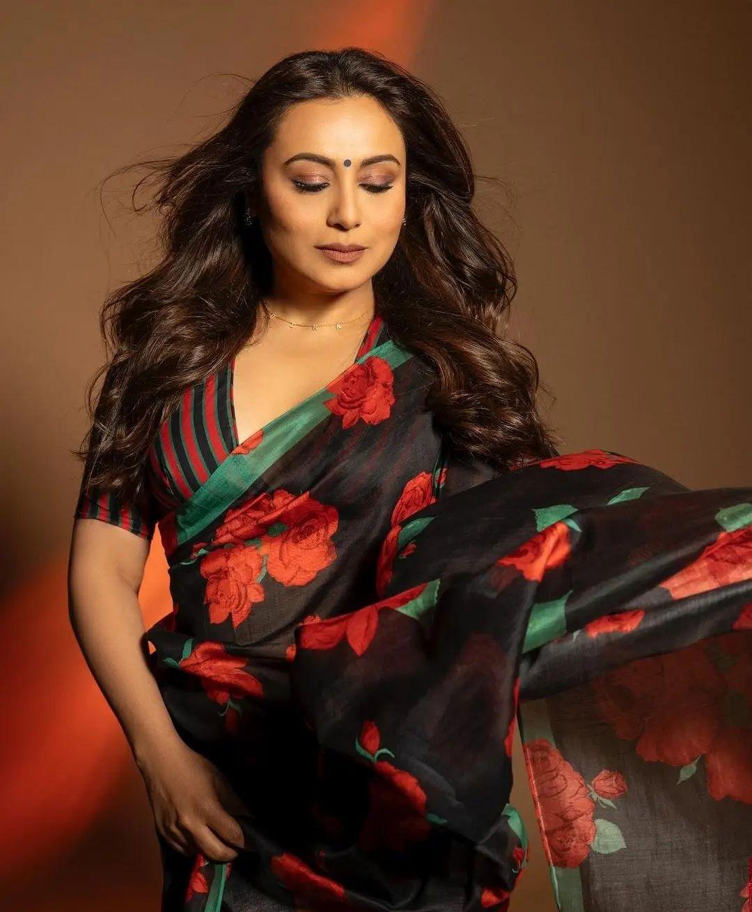 She wore the saree with a plunging blouse. The actress proves that she is the 'rani' of styling sarees