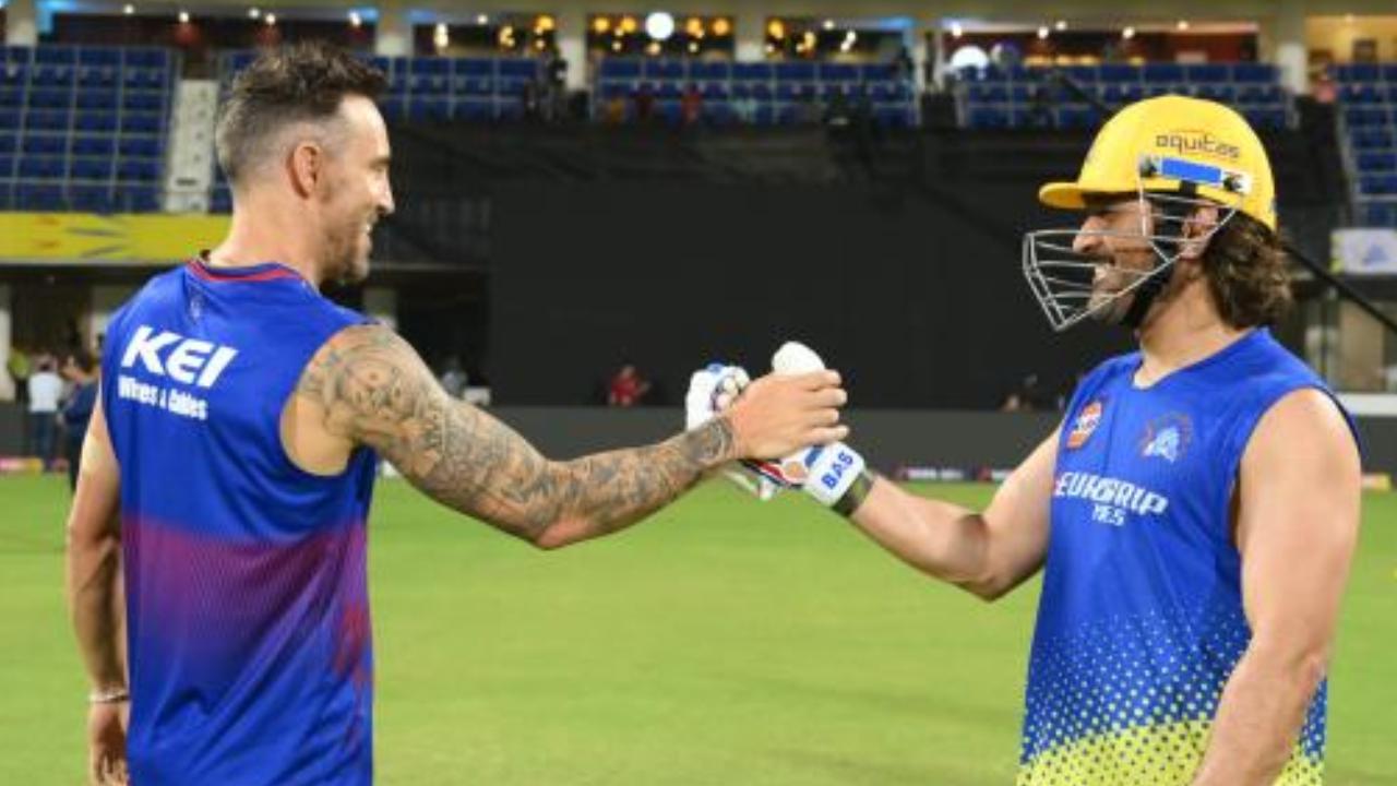 Faf du Plessis and MS Dhoni greeting each other (Pic: Royal Challengers Bengaluru)