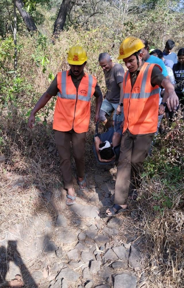 Rock climber plunges 30 feet in Thane