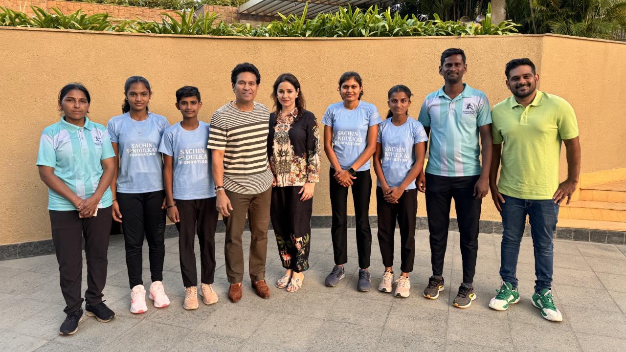 Recently the four female athletes from the Mann Deshi Foundation programme got an opportunity to meet India's cricket idol Sachin Tendulkar in Mumbai. Athletes along with their two coaches were full of joy to meet their sporting idol. Several questions were asked by the athletes to Tendulkar regarding his career, diet and fitness journey