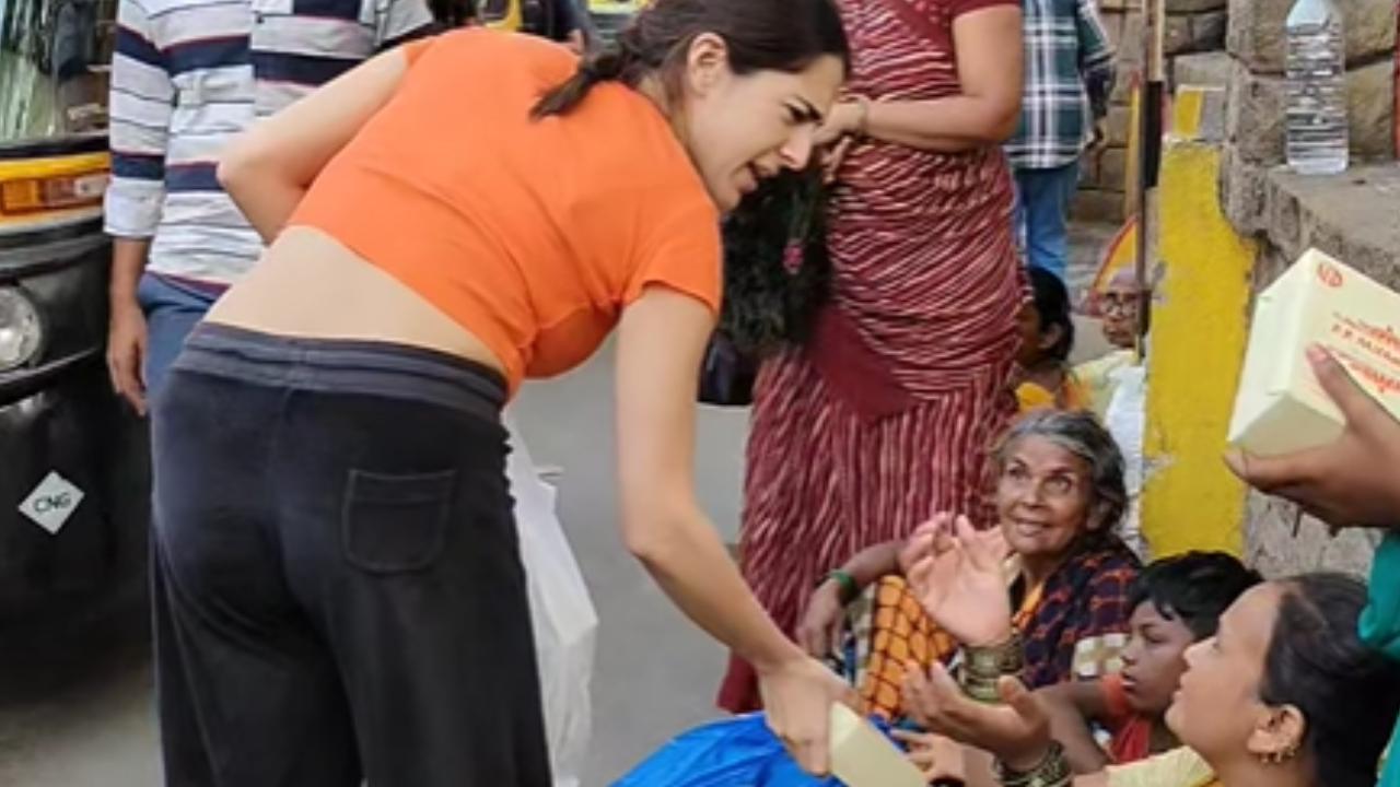 Sara Ali Khan distributes food outside temple during Ramadan, netizens say, ‘good job’