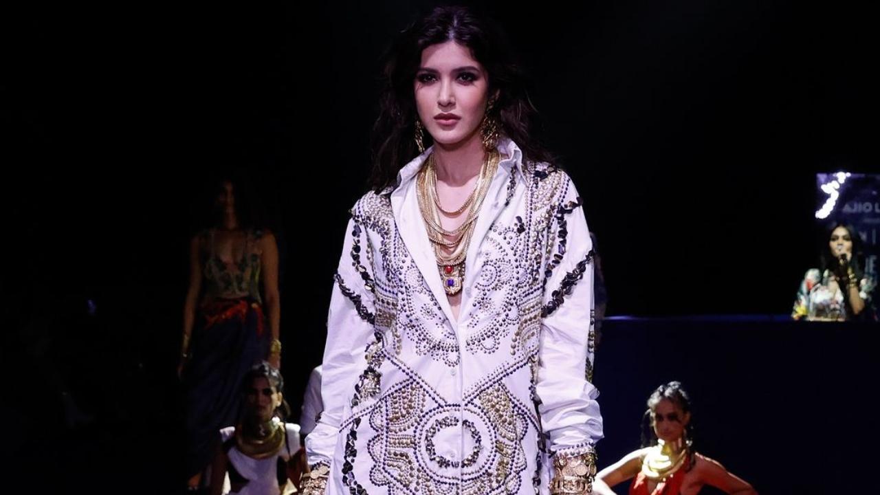 Shanaya Kapoor sashays in bling as she turns showstopper on LFW Day 3