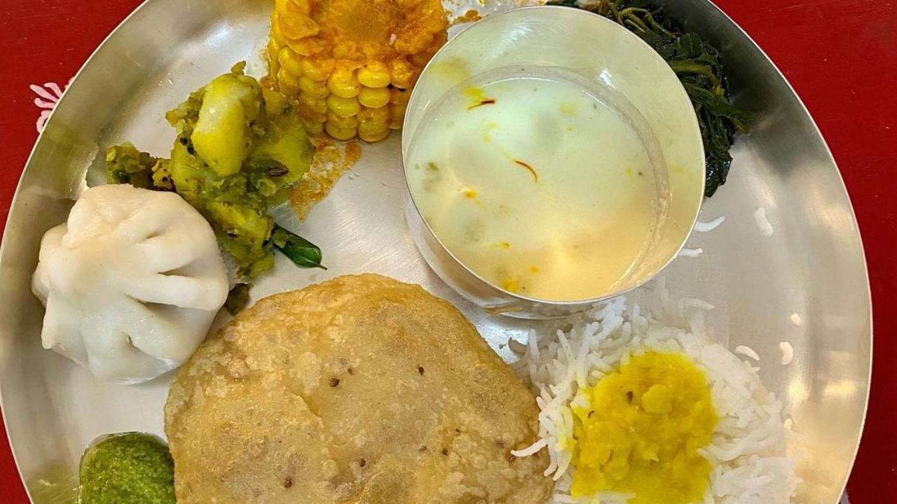 Shraddha shared a picture of her thali of vegetarian delicacies prepared by aunt Padmini. 