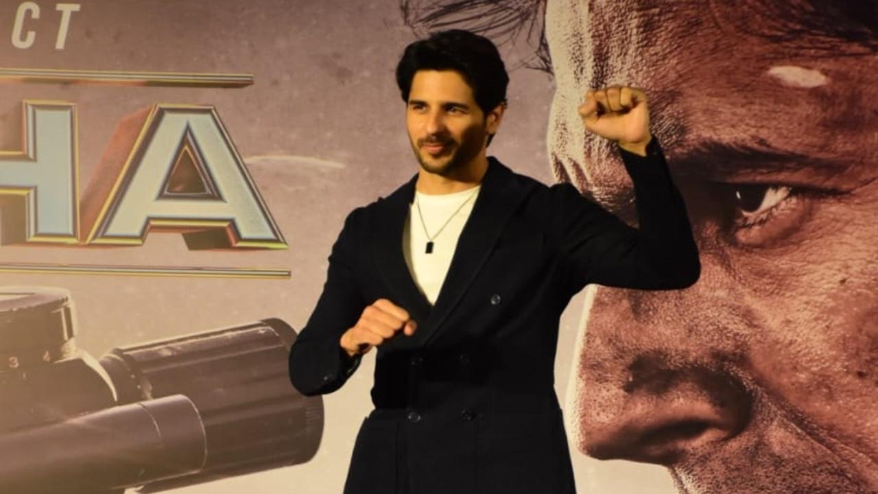 For the event, Sidharth looked dapper in a black suit with a white t-shirt. 
