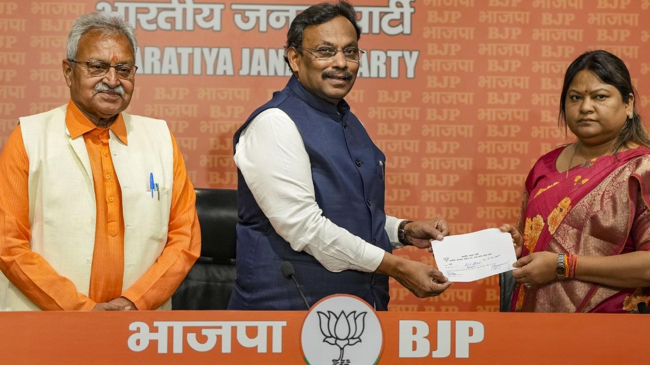 JMM legislator Sita Soren, the sister-in-law of former Jharkhand chief minister Hemant Soren, with BJP leaders Vinod Tawde and Laxmikant Bajpai as she joins the party. Pics/PTI