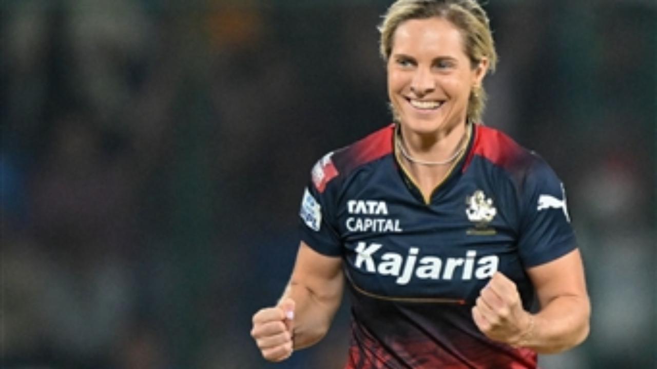 Sophie Molineux was the standout performer for the Royals Challengers Banglore in the finals of the WPL 2024 against Delhi Capitals. The left-arm spinner bamboozled the hosts' top-order batting lineup. She bagged the crucial wickets of Shafali Verma, Jemimah Rodrigues and Alice Capsey in a quick session. Molineux ended her four-over spell with three wickets for just 20 runs