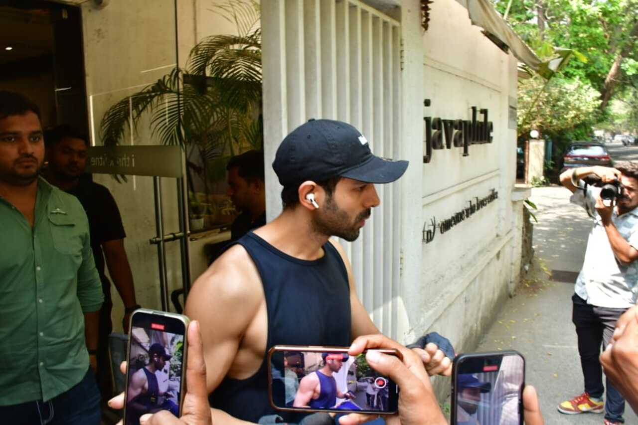 Kartik Aaryan was surrounded by paps after his workout session in the city