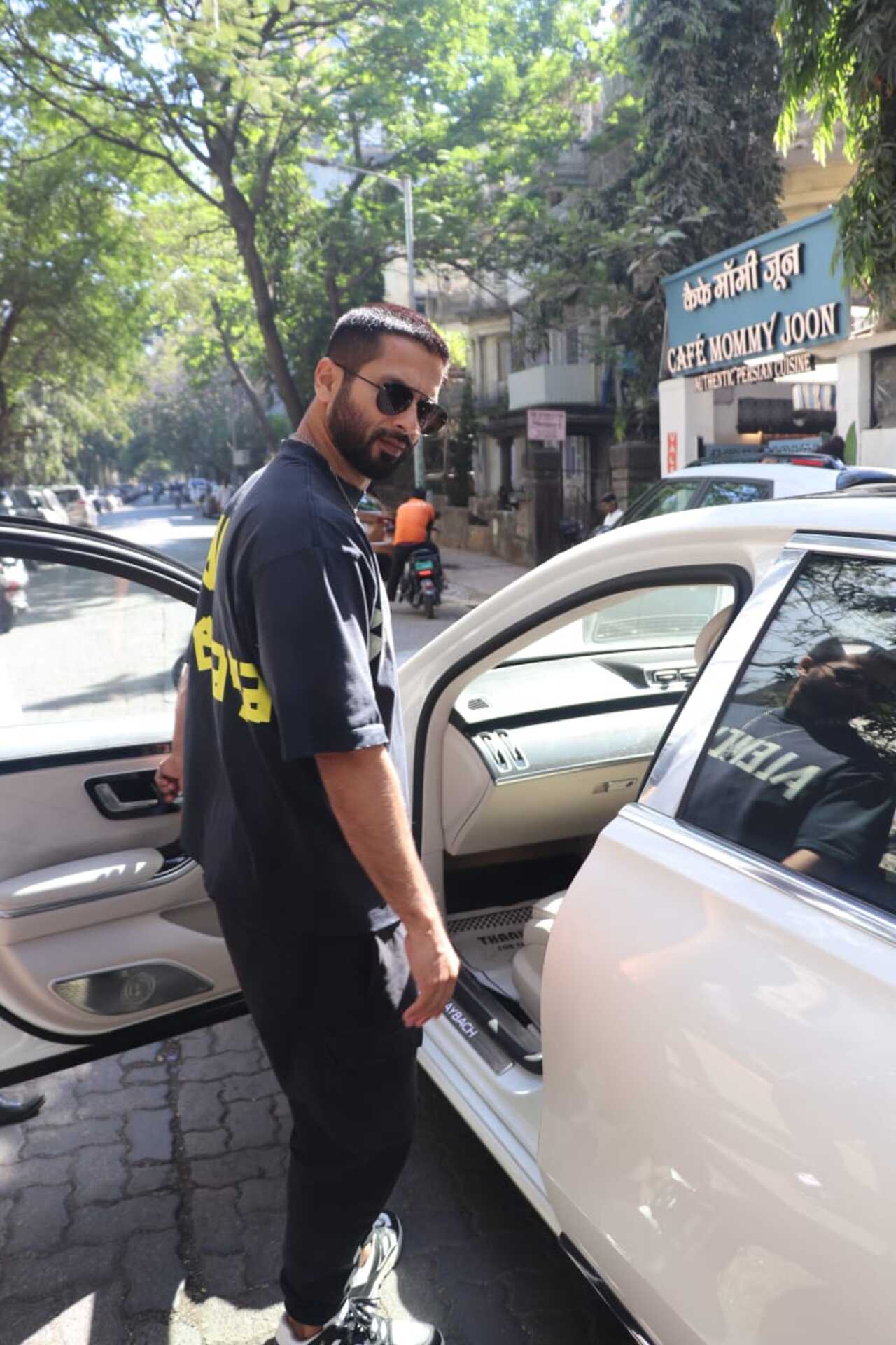 Shahid Kapoor gives a glance at the paps before driving off
