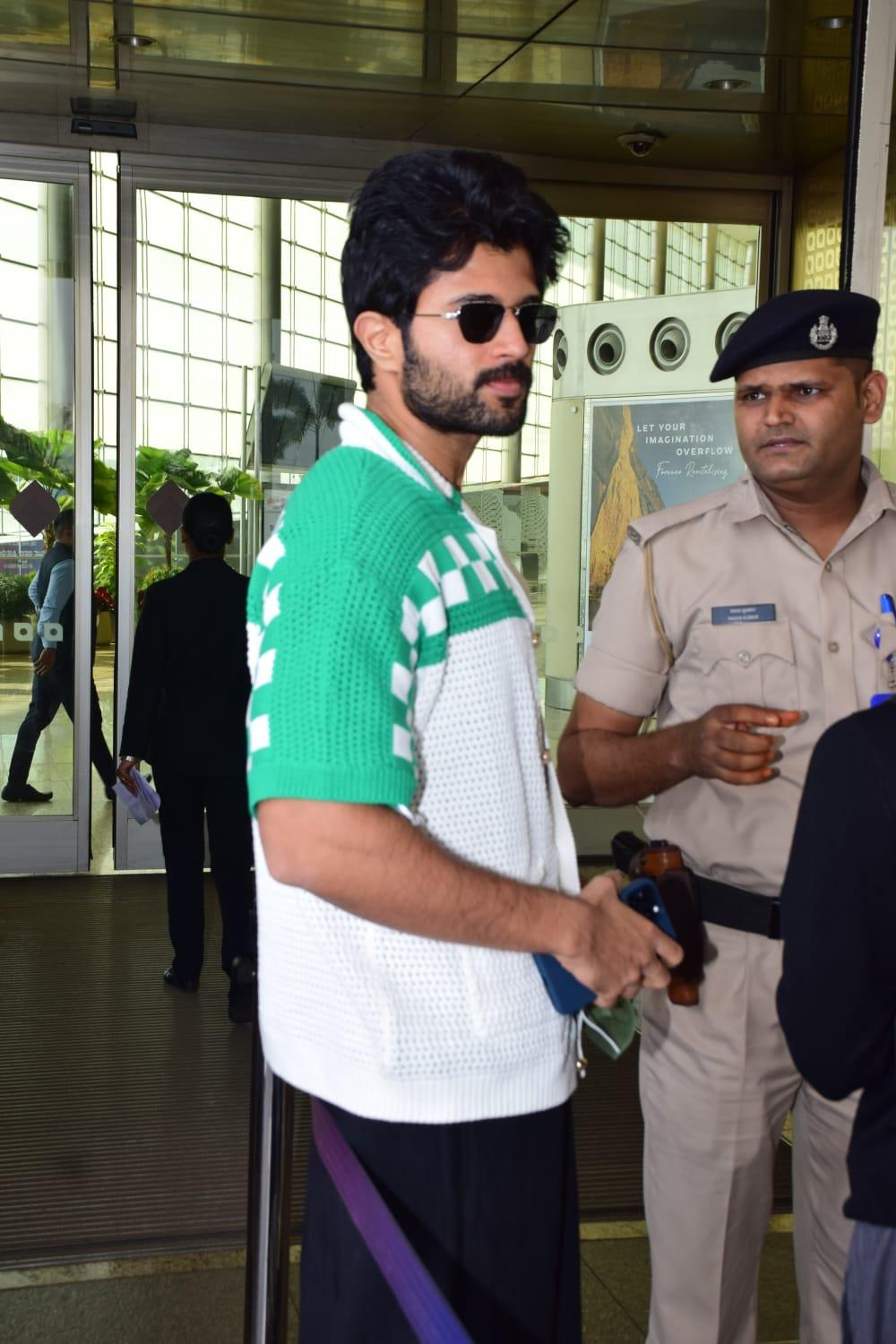 Vijay Deverakonda posed for the paparazzi before he jetted off from the Mumbai airport