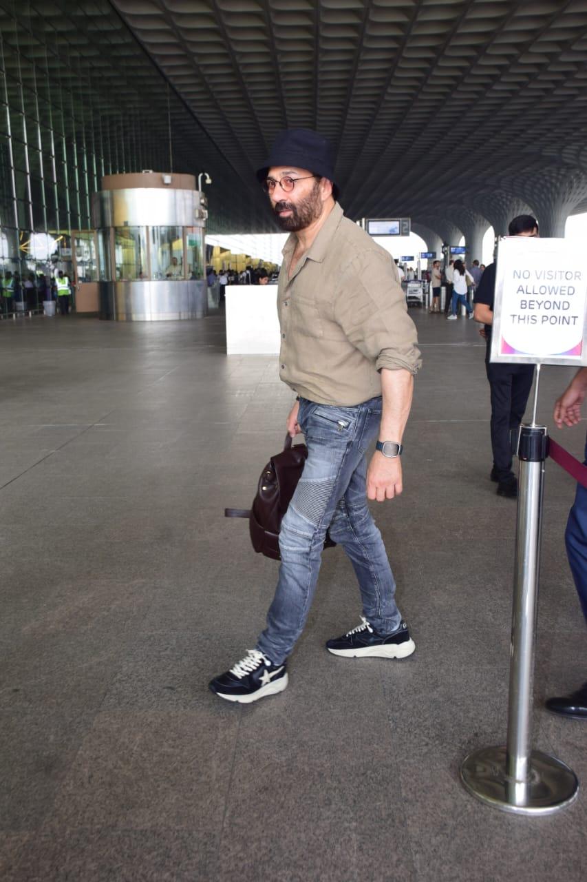 Sunny Deol was papped at the Mumbai airport today. The actor was all smiles for the photographers!