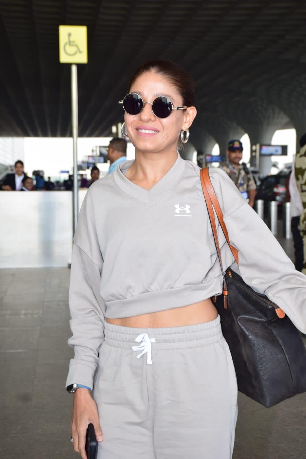 The singer was seen wearing a grey sweatshirt and sweatpants. She greeted the paps with a warm smile and posed for them before leaving.