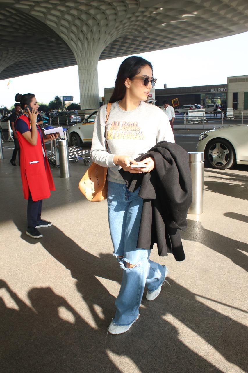 Mira Kapoor was seen at the Mumbai airport. She looked gorgeous as ever as she made her way inside the airport
