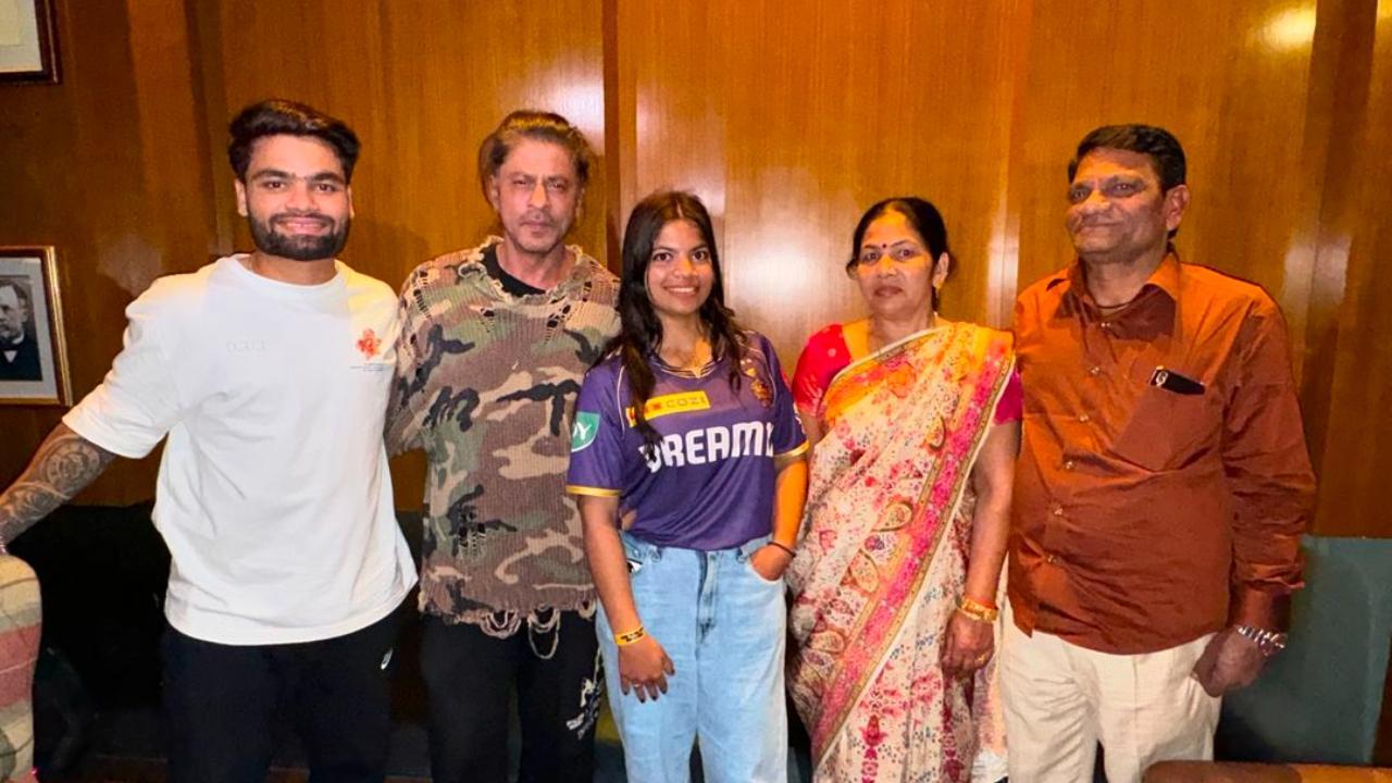 Shah Rukh Khan poses with KKR player Rinku Singh and his family