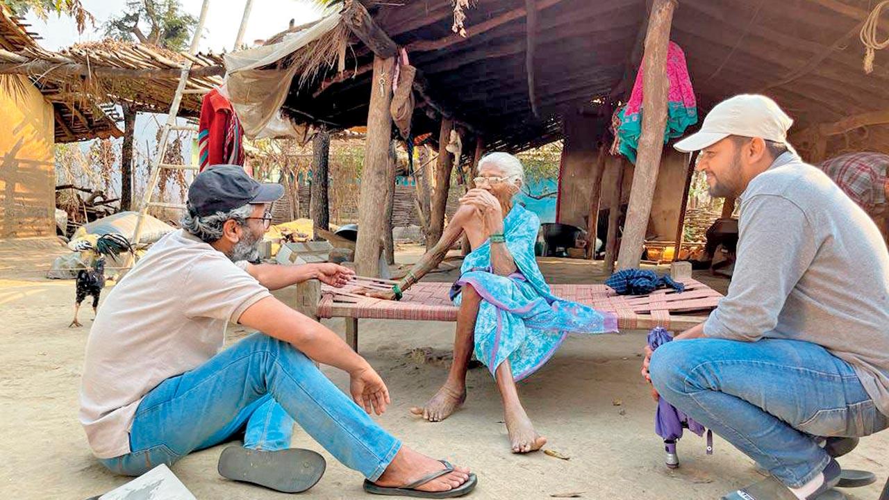 Valsangkar in conversation with Tarabai, a villager elder