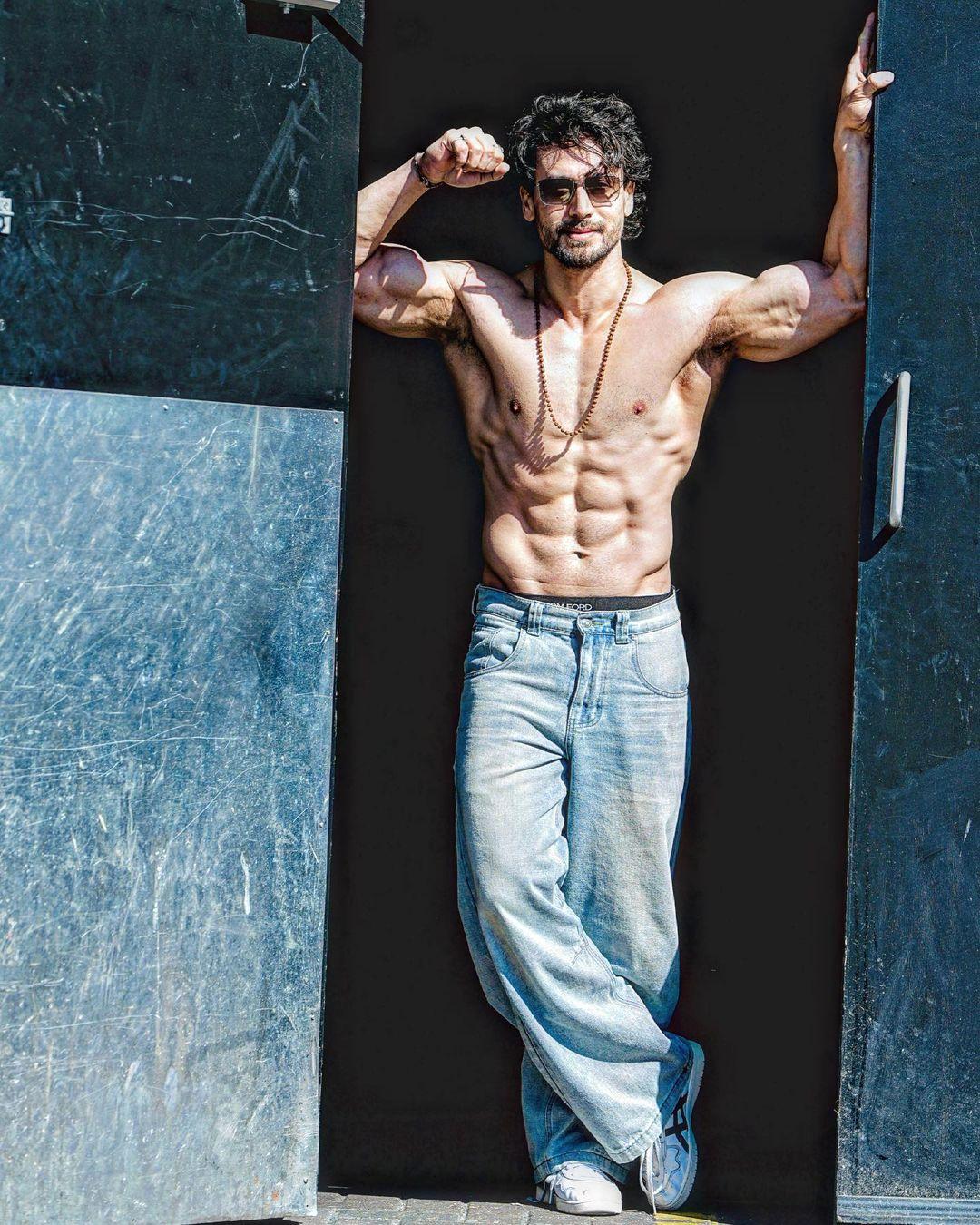 Tiger Shroff raises temperature as he flaunts his well-chiselled abs in new  PIC | PINKVILLA