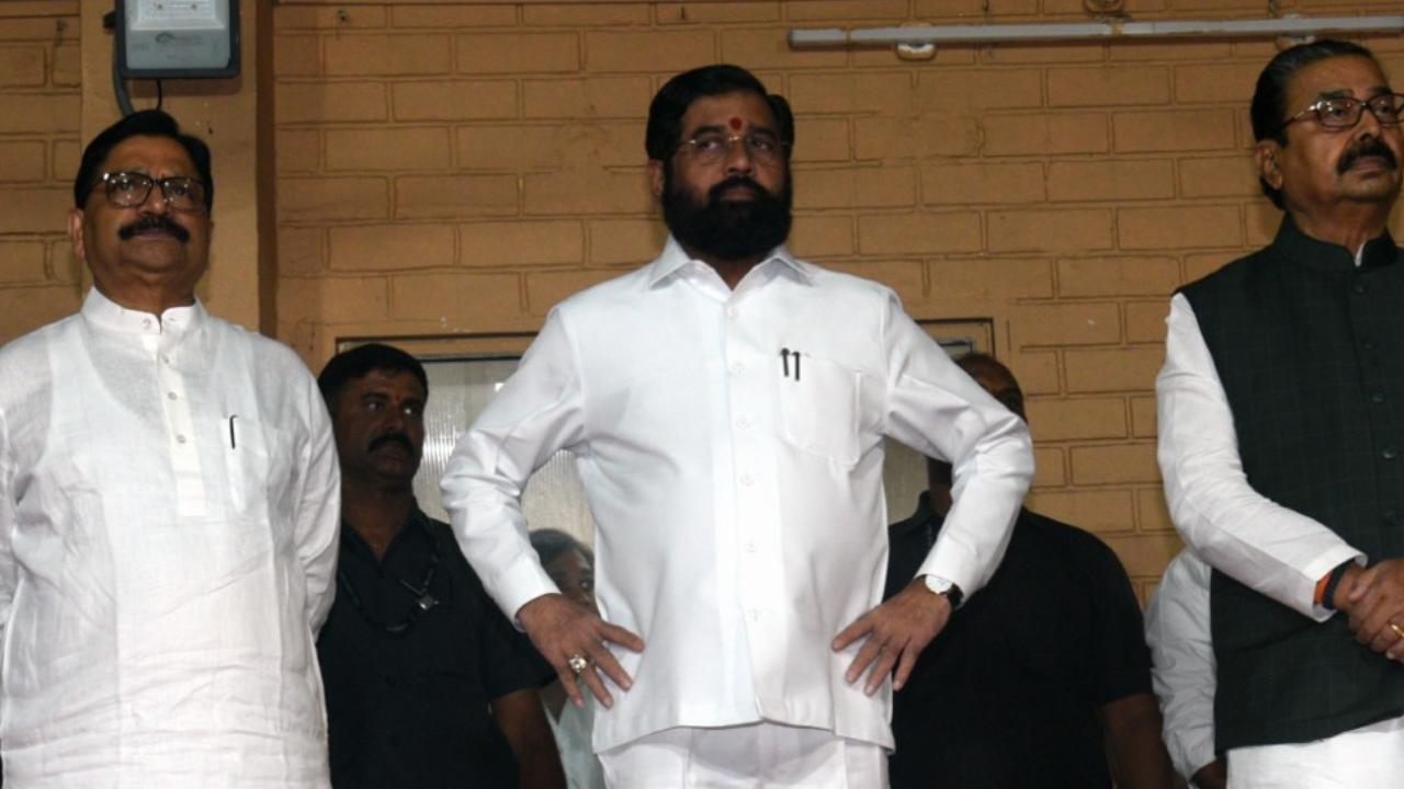 However, opposition leader Vijay Waddetiwar said Waikar did not leave Uddhav Thackeray group willingly, but he left under pressure of government agencies 